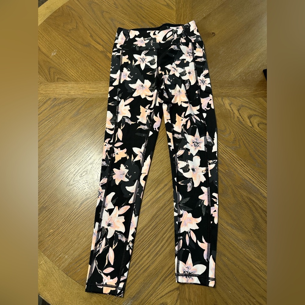 Victoria’s Secret three-quarter‎ leggings, black, and pink